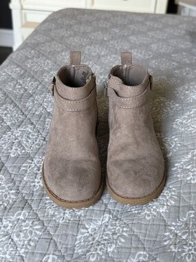 Old Navy Kids Suede Ankle Boots in Taupe